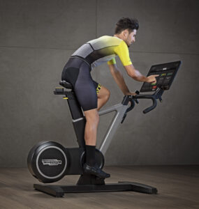 Dal punto di vista della biomeccanica, Technogym Ride è dotata di un vero e proprio cambio e offre un feeling di pedalata incredibilmente realistico rispetto alla bicicletta da outdoor, con un tempo di reazione molto veloce (segnatamente da 0 a 1000 Watt in mezzo secondo): è silenziosa ed ideale per la casa e grazie alla geometria del telaio a V è in grado di riproporre misure che vanno da 50 a 58+