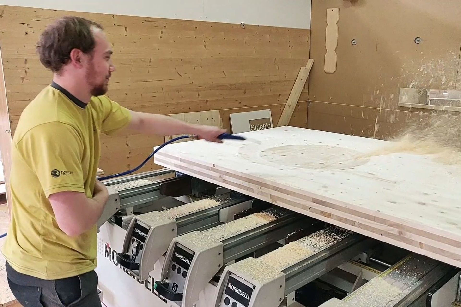 Utilizzando una macchina CNC, lo specialista di costruzioni in legno Alex Bellmont dell'azienda Strüby AG di Seewen, nel Canton Svitto, ha fresato con precisione dimensionale la cavità lenticolare in un pannello di legno lamellare incrociato