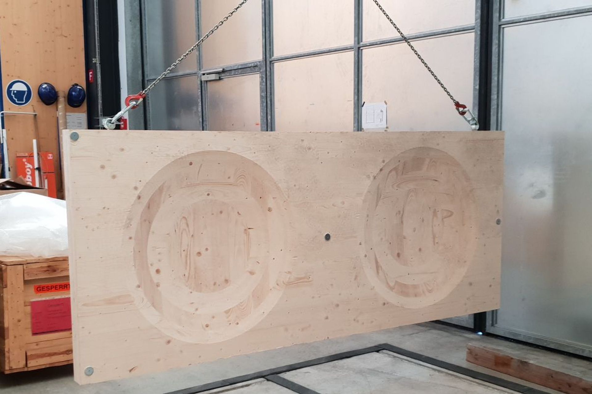 Utilizzando una macchina CNC, lo specialista di costruzioni in legno Alex Bellmont dell'azienda Strüby AG di Seewen, nel Canton Svitto, ha fresato con precisione dimensionale la cavità lenticolare in un pannello di legno lamellare incrociato