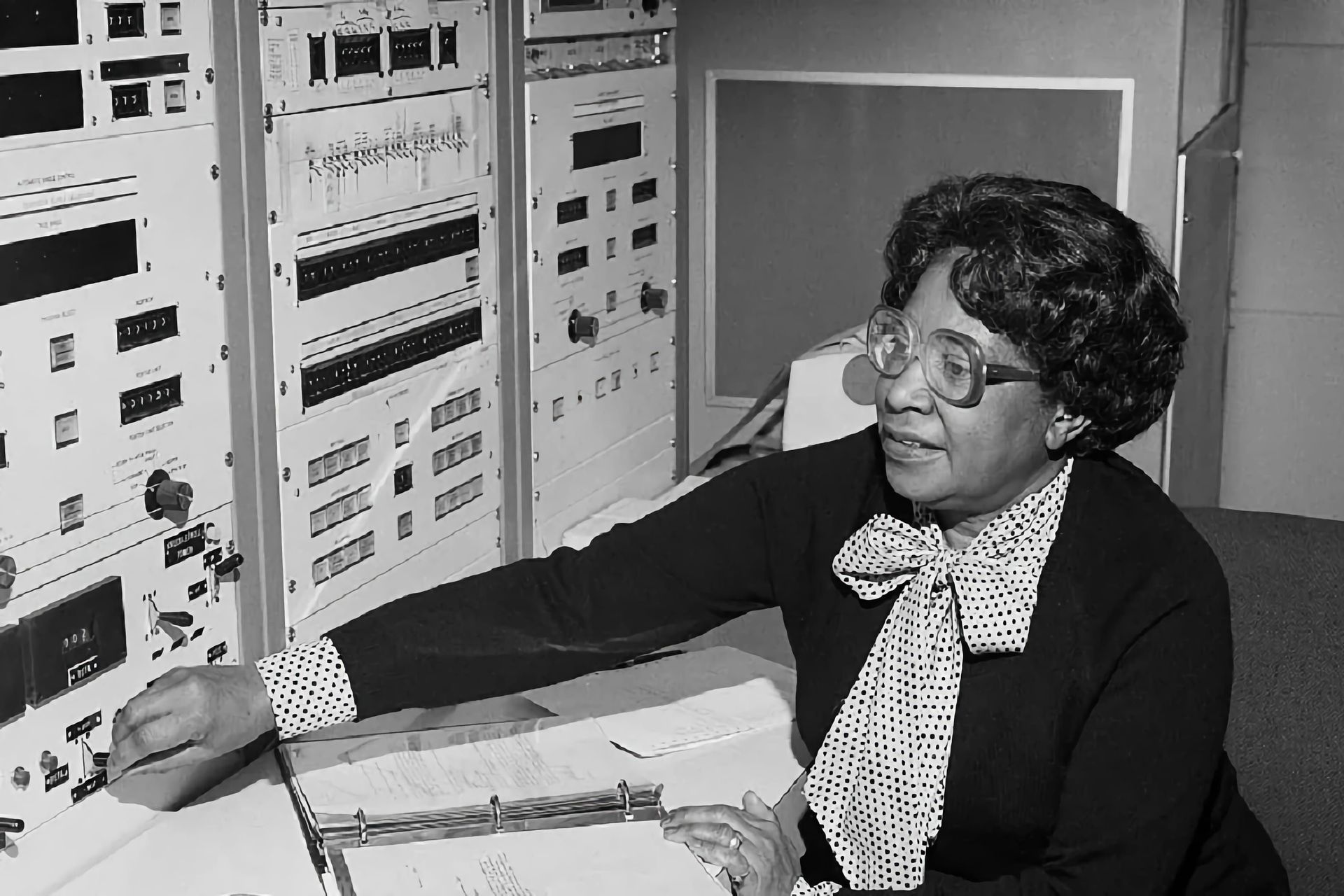 Mary Winston Jackson è stata una matematica e ingegnera statunitense che lavorò presso il National Advisory Committee for Aeronautics (NACA), divenuto poi National Aeronautics and Space Administration (NASA): fu la protagonista del film e del saggio “Il diritto di contare”, entrambi usciti negli USA nel 2016