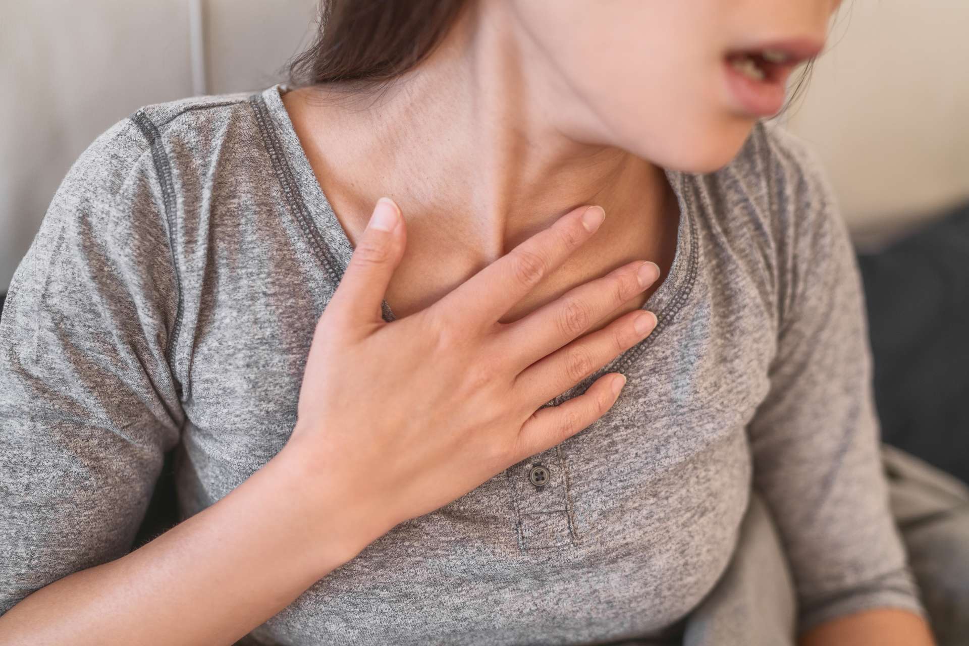 Nekateri simptomi gastro-kardialnega sindroma so lahko palpitacije, tiščanje v prsih in povišan srčni utrip