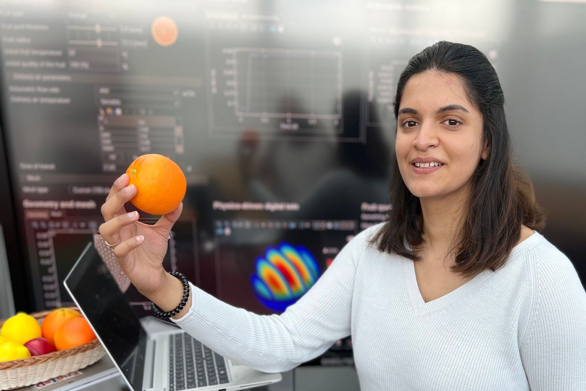 Chandrima Shrivastava è una ricercatrice del Laboratorio di Membrane Biomimetiche e Tessili dell'EMPA di San Gallo impegnata nello studio di “gemelli digitali” e “gemelli biofisici” utili a monitorare e migliorare la conservazione della frutta
