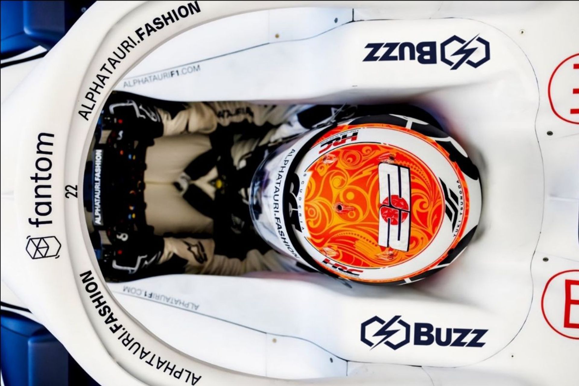 I logotipi del Buzz Group sulla monoposto Alpha Tauri AT03-Red Bull appariranno nel Gran Premio di Gran Bretagna 2022 di Formula 1