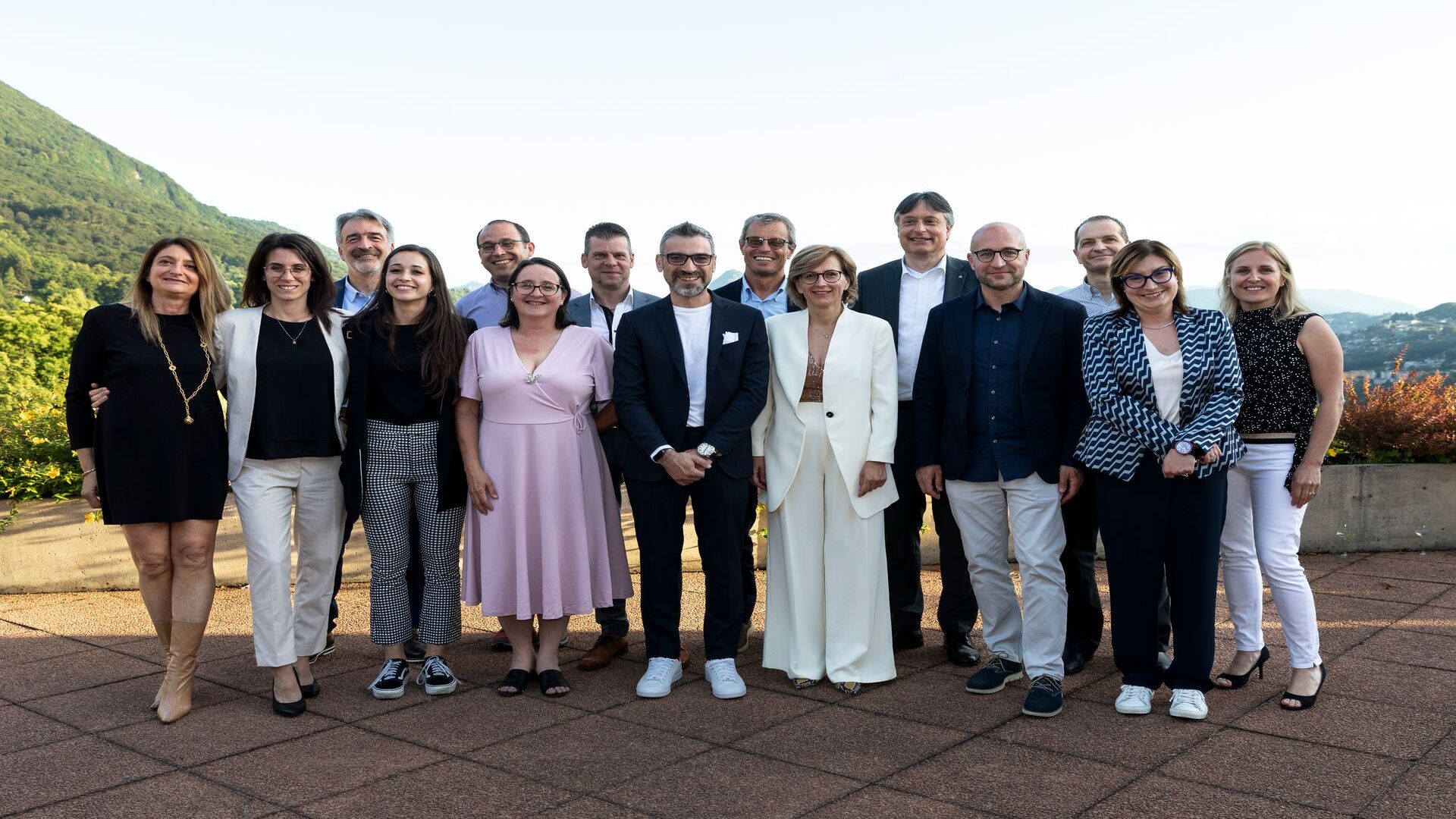 أعضاء اللجنة وطاقم العمل بجمعية ated-ICT Ticino بقيادة الرئيسة الجديدة كريستينا جيوتو