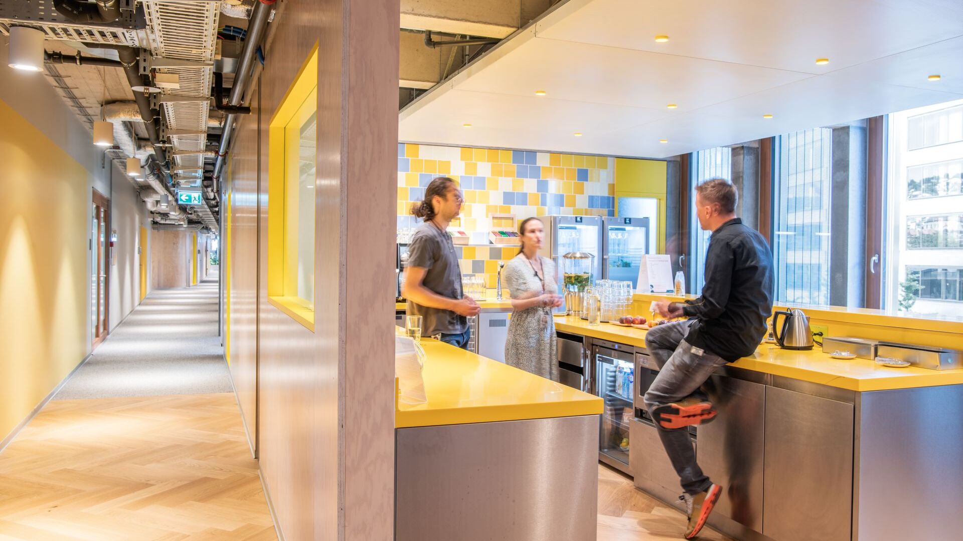 Google, 27 Haziran 2022'de, İsviçre Ülke Direktörü Patrick Warnking'in huzurunda, Zürih'te BT şirketinin Amerika Birleşik Devletleri dışındaki en büyük araştırma ve geliştirme merkezi olan Campus Europaallee A1'in açılışını yaptı: genel merkez, ana caddenin yakınında, Kasernenstrasse 95 adresindedir. İsviçre ekonomik başkentinin tren istasyonu