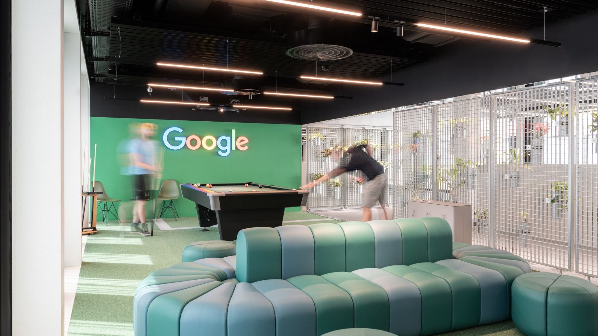 Google je 27. junija 2022 v prisotnosti Patricka Warnkinga, direktorja za državo Švica, otvoril Campus Europaallee A1 v Zürichu, največje raziskovalno in razvojno središče podjetja IT zunaj Združenih držav: sedež je na naslovu Kasernenstrasse 95, blizu glavne železniška postaja švicarske gospodarske prestolnice