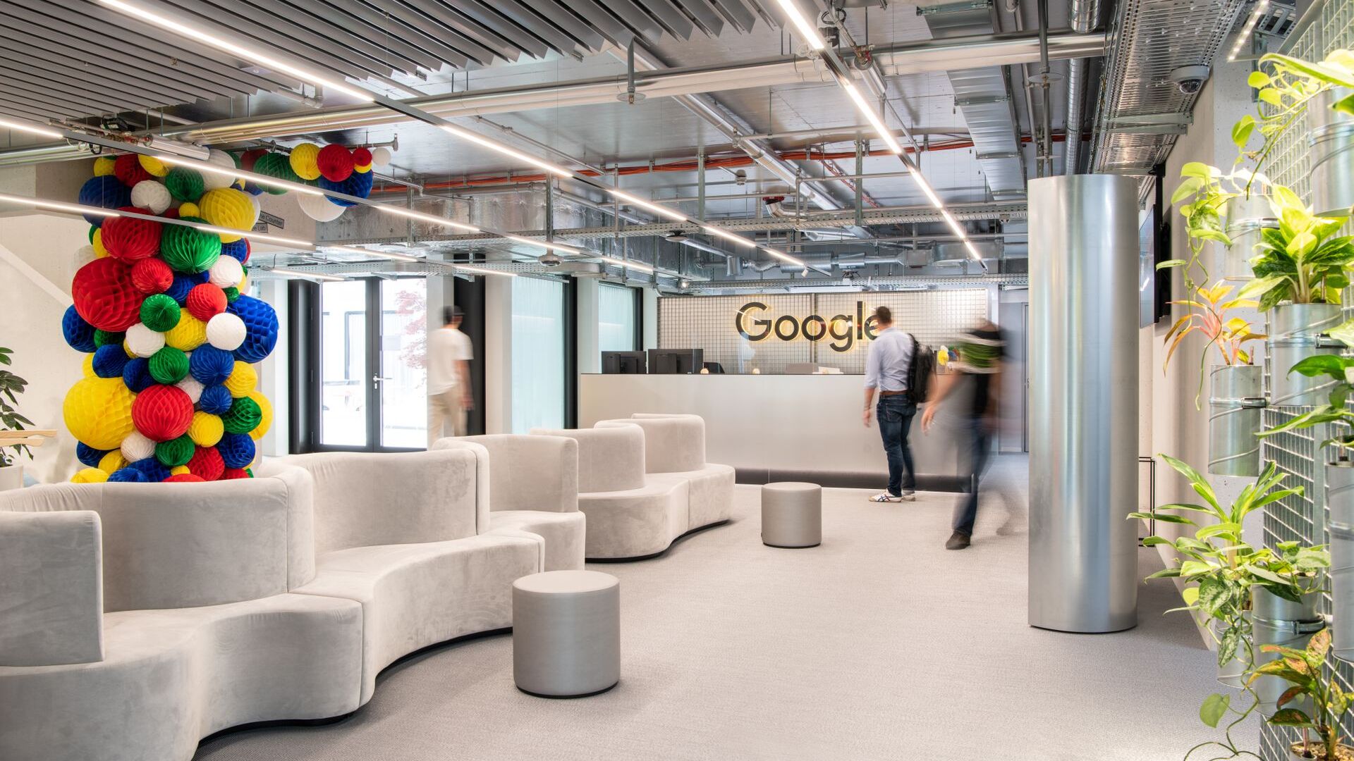 Google je 27. junija 2022 v prisotnosti Patricka Warnkinga, direktorja za državo Švica, otvoril Campus Europaallee A1 v Zürichu, največje raziskovalno in razvojno središče podjetja IT zunaj Združenih držav: sedež je na naslovu Kasernenstrasse 95, blizu glavne železniška postaja švicarske gospodarske prestolnice