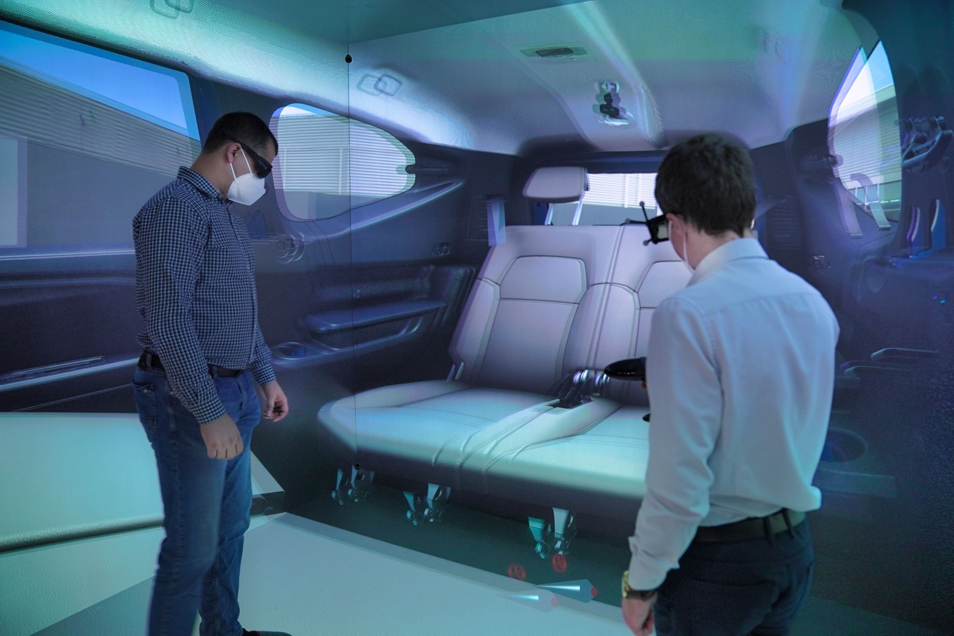 Il CAVE o “Cave Automatic Virtual Environment” in lingua inglese, adottato dalla Dacia nel Centro Tecnico di Titu, a 45 minuti da Bucarest in Romania, è un sistema di realtà virtuale che permette di muoversi intorno e dentro al veicolo in fase di progettazione