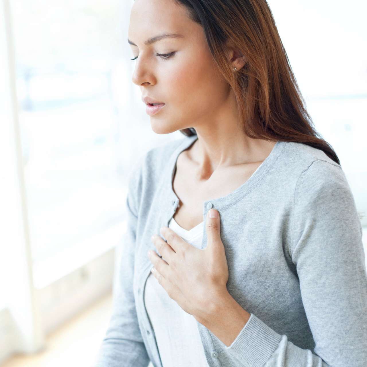 Il gonfiore può causare alterazioni del ritmo cardiaco, una sensazione di oppressione e peso al petto e difficoltà respiratorie