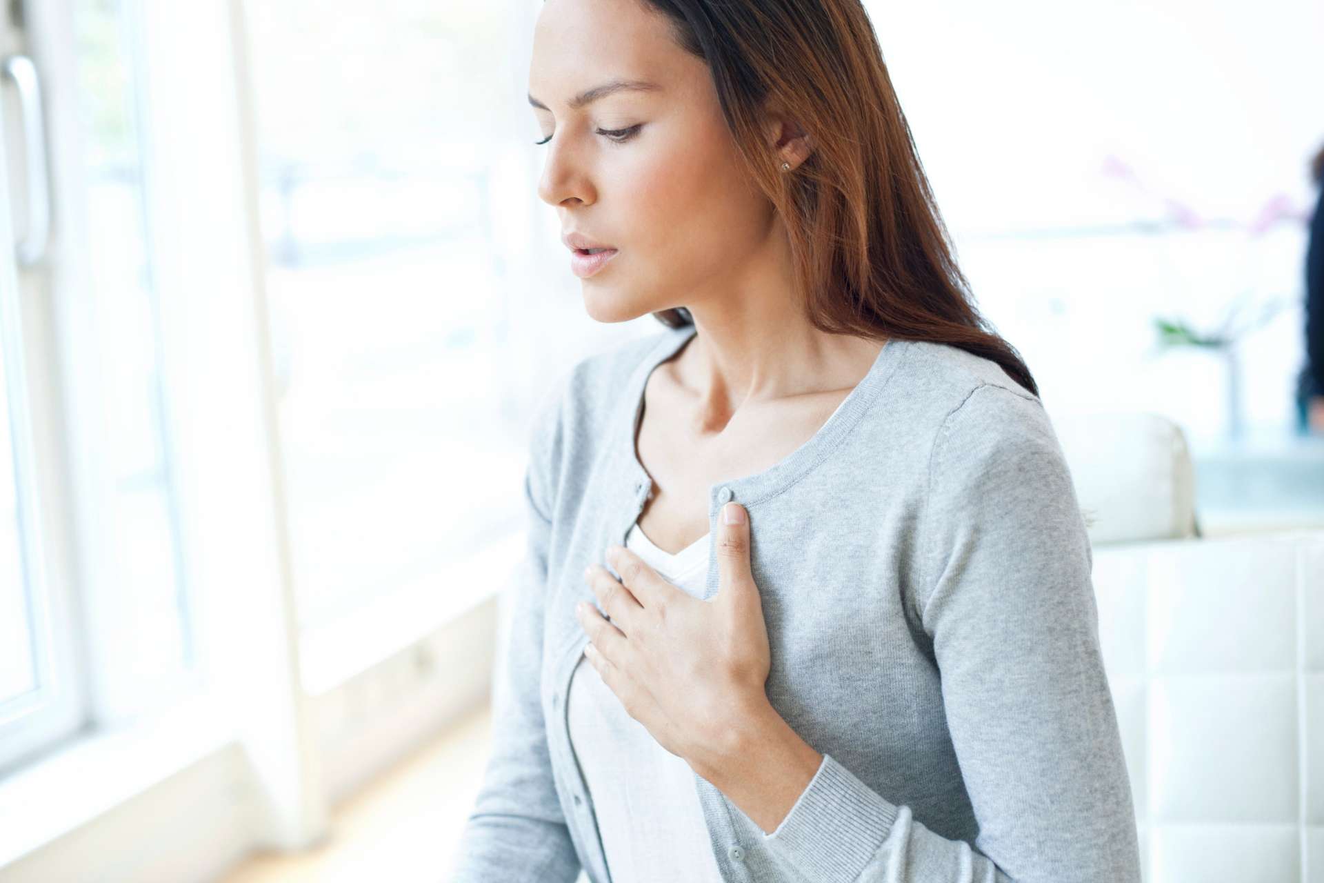Hevelsen kan forårsake unormal hjerterytme, en følelse av tetthet og vekt i brystet og pustevansker