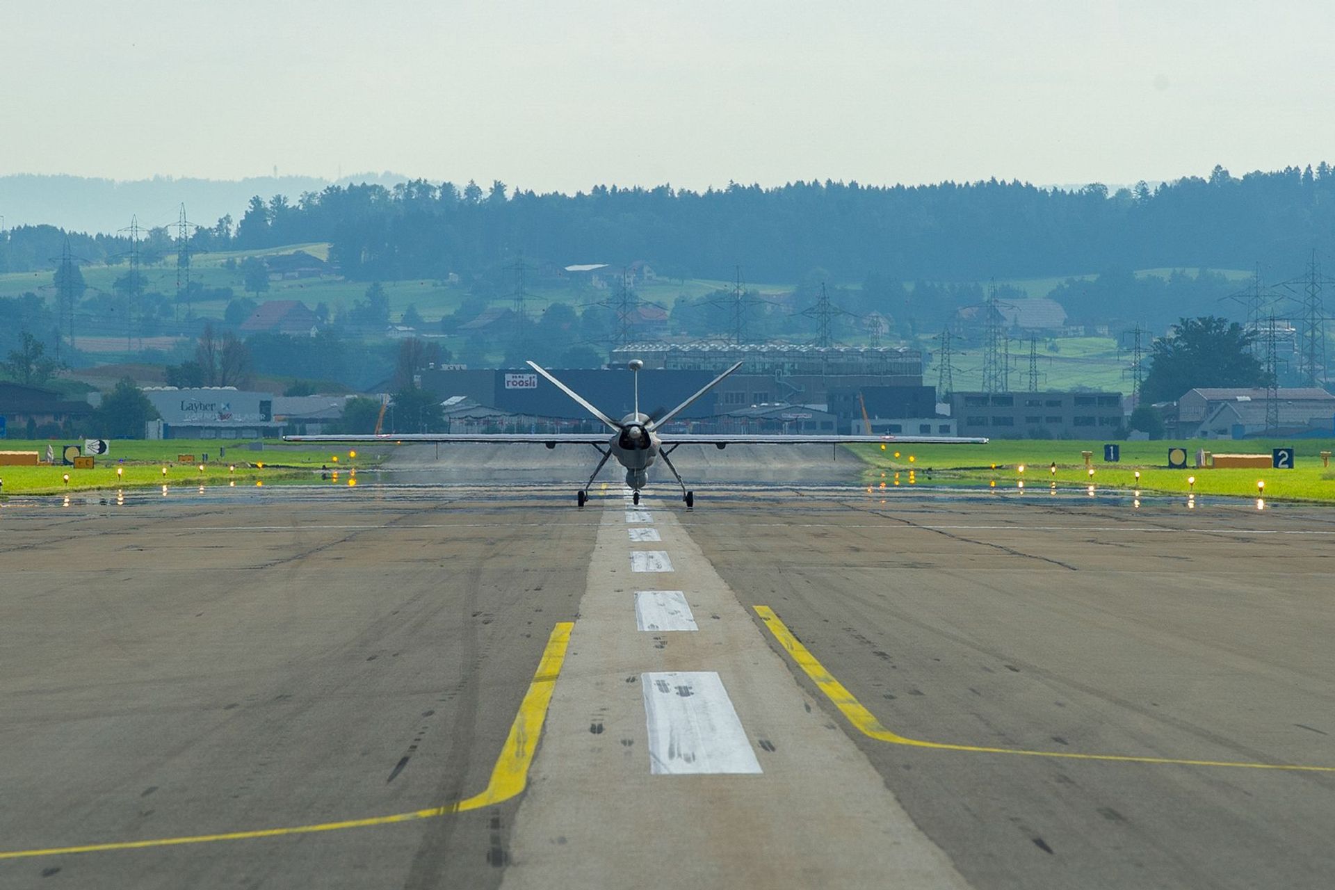 Il ricognitore immatricolato D-14 dopo il primo volo, davanti al Centro Sistemi Aeronautici (ZLE) per i test di volo a Emmen