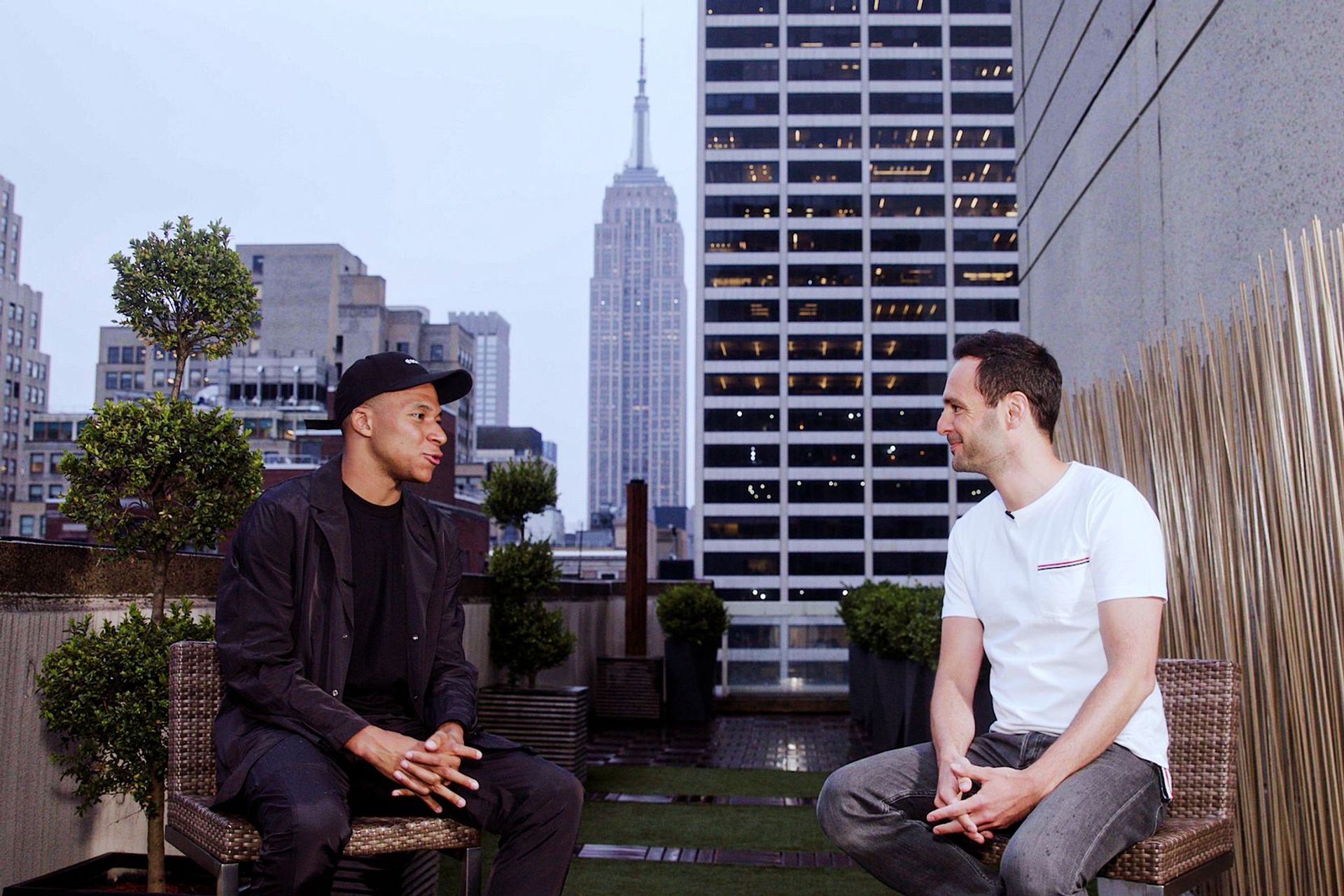Kylian Mbappé, noto calciatore del Paris-Saint Germain, con Nicolas Julia, co-fondatore di Sorare, nel corso di un'intervista a New York