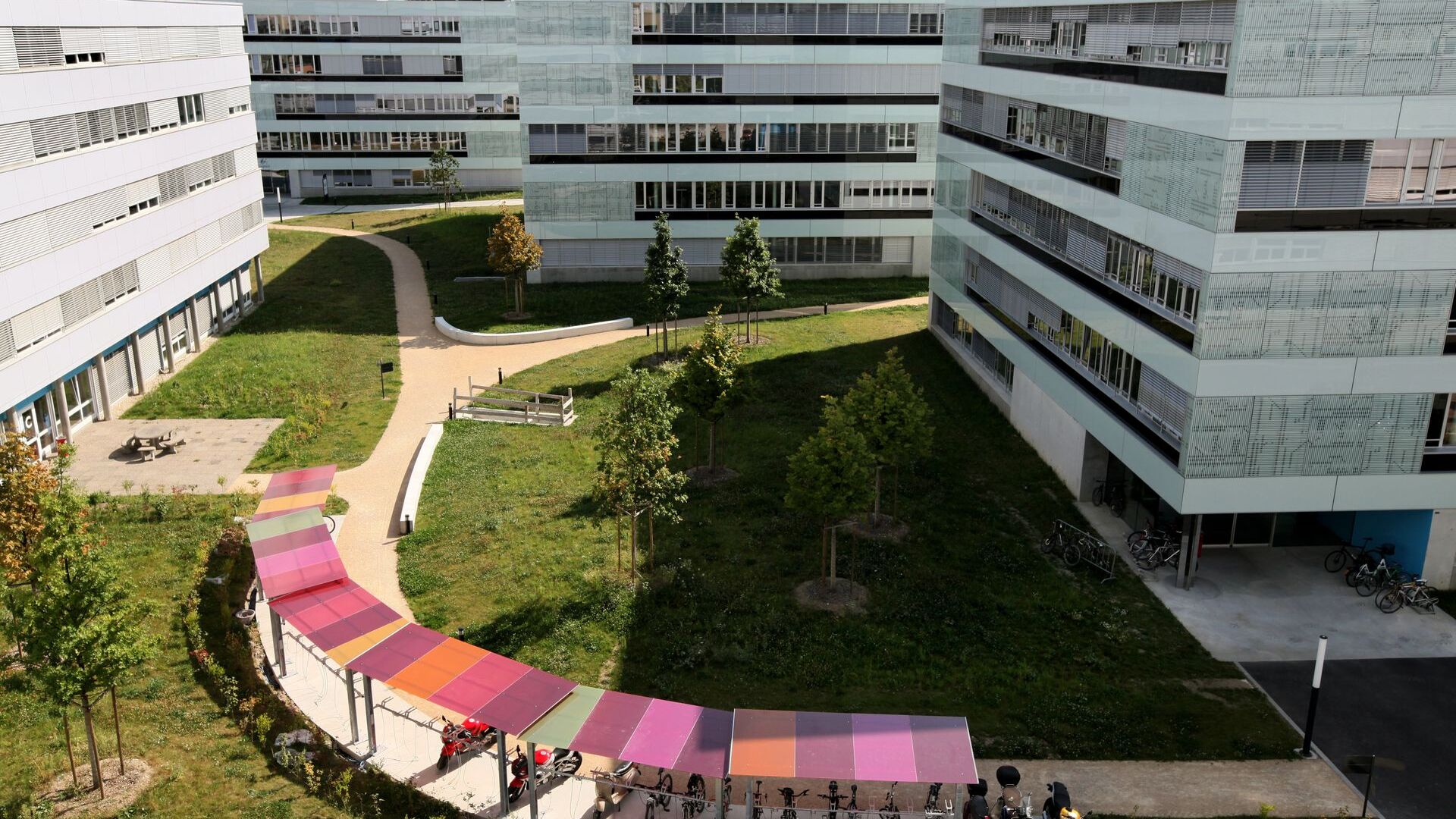 L'EPFL Innovation Park è l'incubatore d'impresa dedicato alle start-up studentesche creato nell’ambito del Politecnico Federale di Losanna: dal 1997, sono state create in media ogni anno dodici start-up composte da studenti e docenti dell'EPFL, che nel 2013 hanno ricevuto un budget di 105 milioni di franchi svizzeri