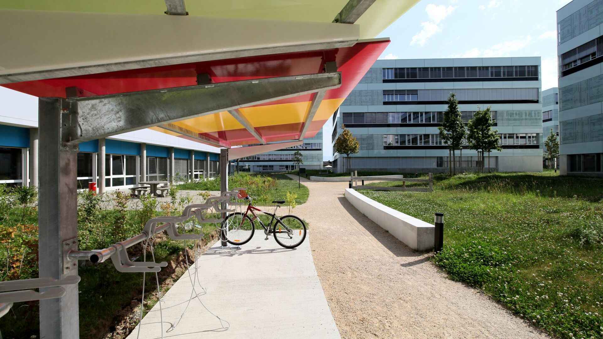 L'EPFL Innovation Park è l'incubatore d'impresa dedicato alle start-up studentesche creato nell’ambito del Politecnico Federale di Losanna: dal 1997, sono state create in media ogni anno dodici start-up composte da studenti e docenti dell'EPFL, che nel 2013 hanno ricevuto un budget di 105 milioni di franchi svizzeri