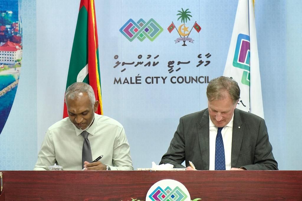 La costruzione della “Maldives Floating City” è stata suggellata a Malé dalla firma dell’accordo tra Mohamed Nasheed, Presidente delle Maldive dal 2008 al 2012, Presidente del Parlamento e Ambassador for Ambition del Climate Valuable Forum, e da Paul van de Camp, Chief Executive Officer della Dutch Docklands