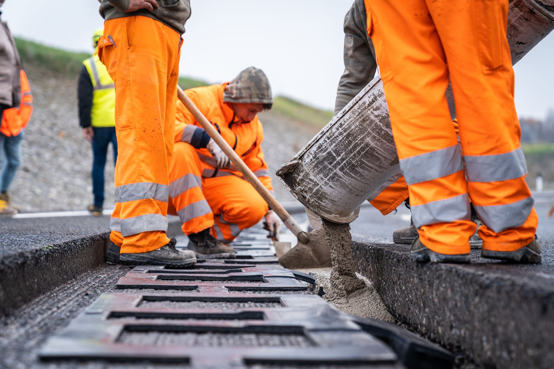 "Nākotnes arēnas" betona ieklāšana Kjari pilsētā, Brešas Lombardas provincē: tā ir novatoriska apļa ķēde netālu no BREBEMI A35 automaģistrāles, uz kuras tiek pārbaudīta elektrisko transportlīdzekļu indukcijas uzlāde. pārvietoties pa tām paredzētajām joslām, zem kurām novietotas asfalta spoles