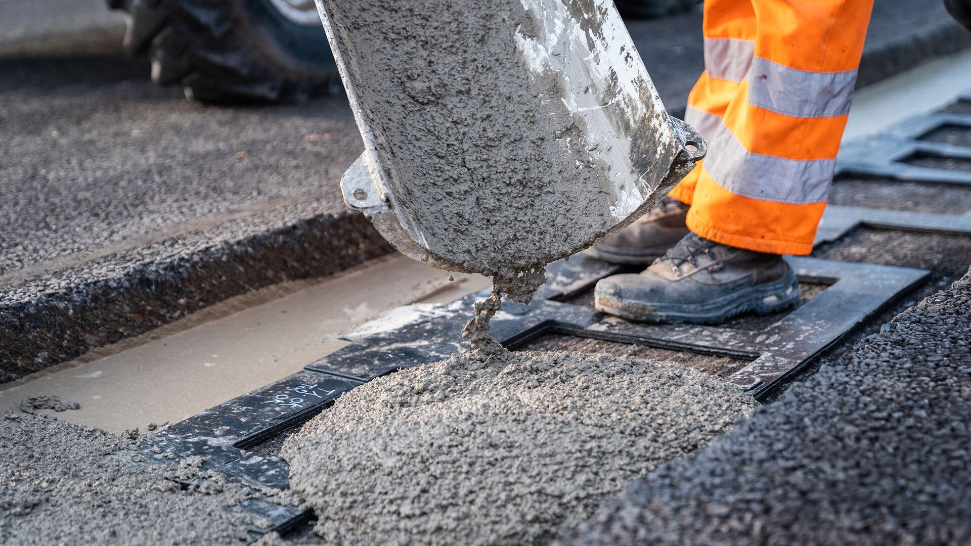 Постављање бетона „Арене будућности“ у Кјарију, у ломбардској провинцији Бреша: то је иновативно кружно коло, у близини аутопута БРЕБЕМИ А35, на којем се тестира индукционо пуњење електричних возила, која путују наменским тракама испод којих су постављени калемови.
