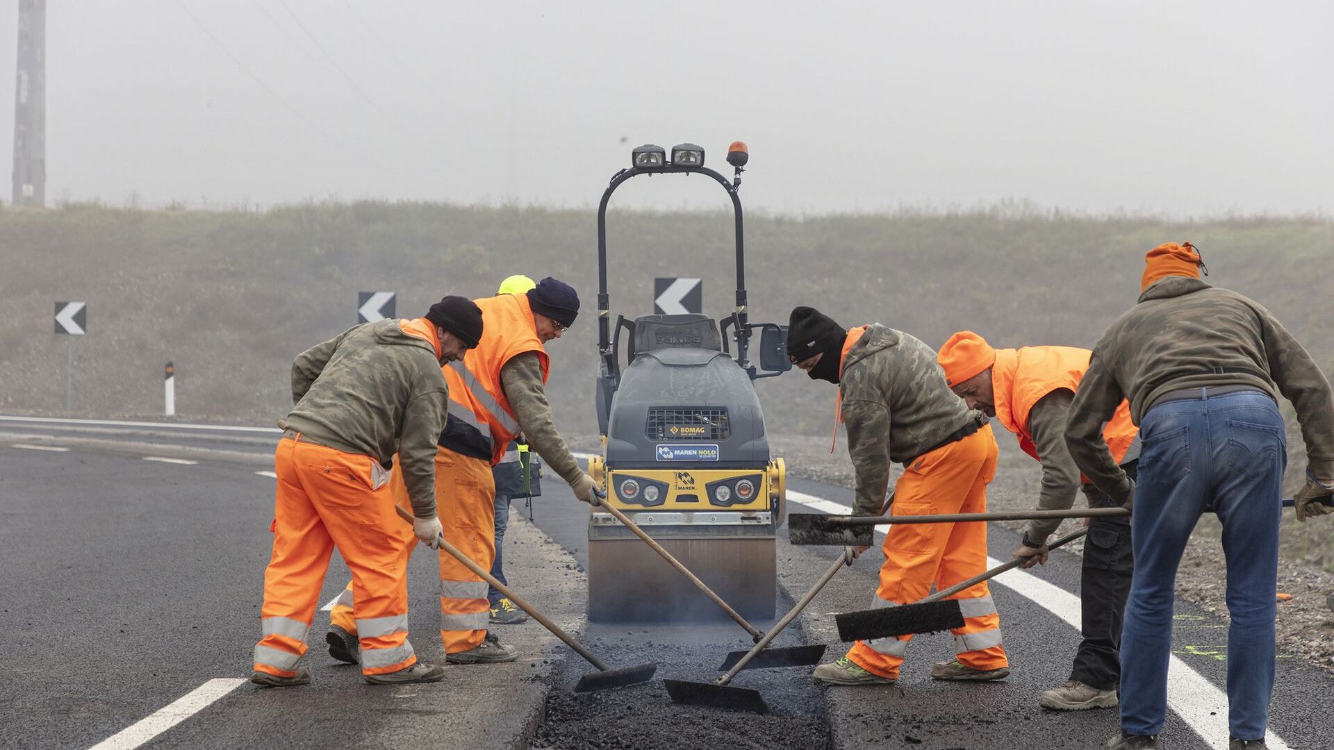 Асфалтирање асфалта „Арене будућности“ у Кјарију, у Ломбардијској провинцији Бреша: то је иновативно кружно коло, у близини аутопута БРЕБЕМИ А35, на којем се тестира индукционо пуњење електричних возила која путују на њима посвећеним тракама испод чијег асфалта су постављене петље