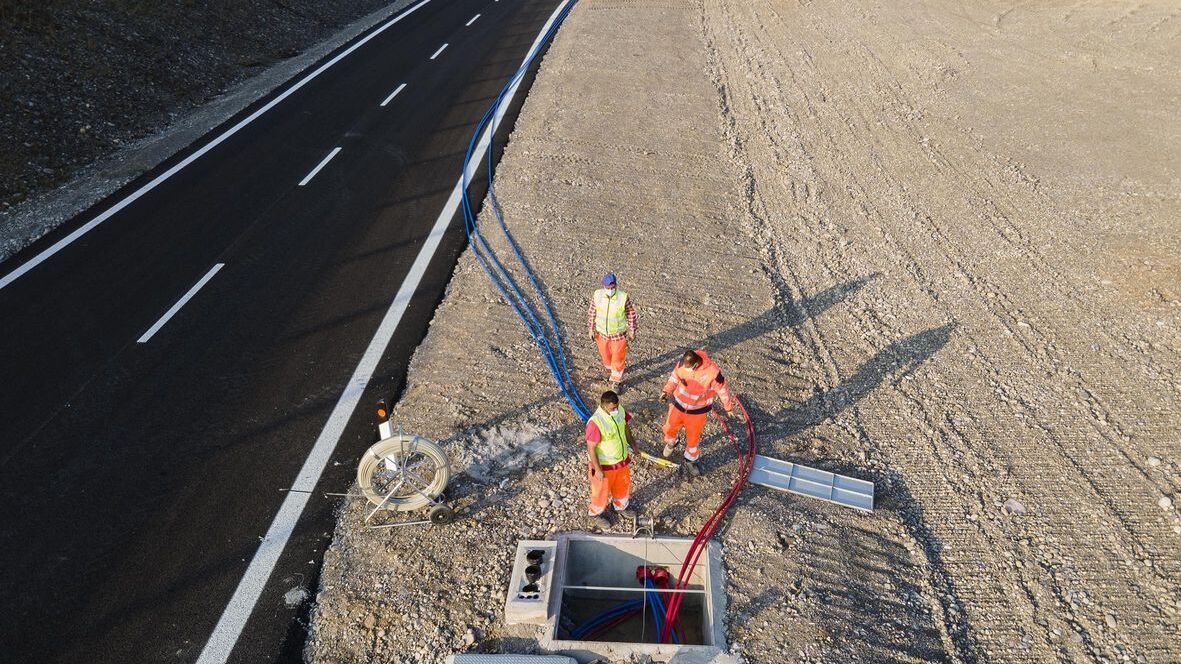 Полагање каблова „Арене будућности“ у Кјарију, у Ломбардијској провинцији Бреша: то је иновативно прстенасто коло, у близини аутопута БРЕБЕМИ А35, на којем се тестира индукционо пуњење електричних возила којима путују на њима посвећеним тракама испод чијег су асфалта позициониране спирале