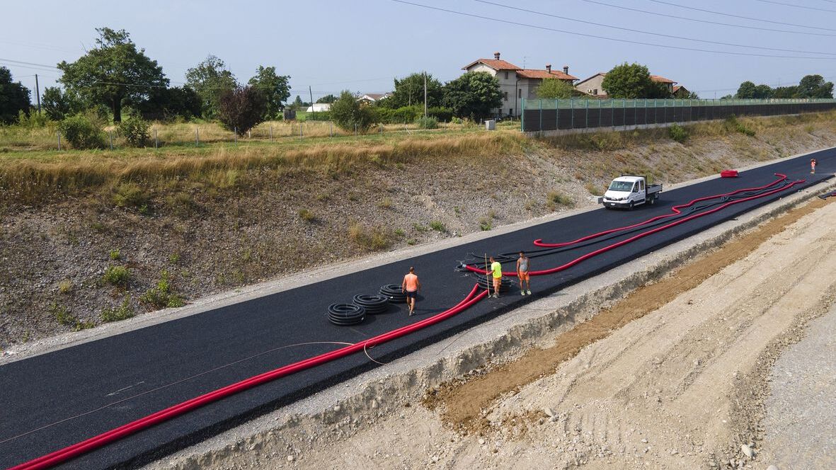 Полагање каблова „Арене будућности“ у Кјарију, у Ломбардијској провинцији Бреша: то је иновативно прстенасто коло, у близини аутопута БРЕБЕМИ А35, на којем се тестира индукционо пуњење електричних возила којима путују на њима посвећеним тракама испод чијег су асфалта позициониране спирале