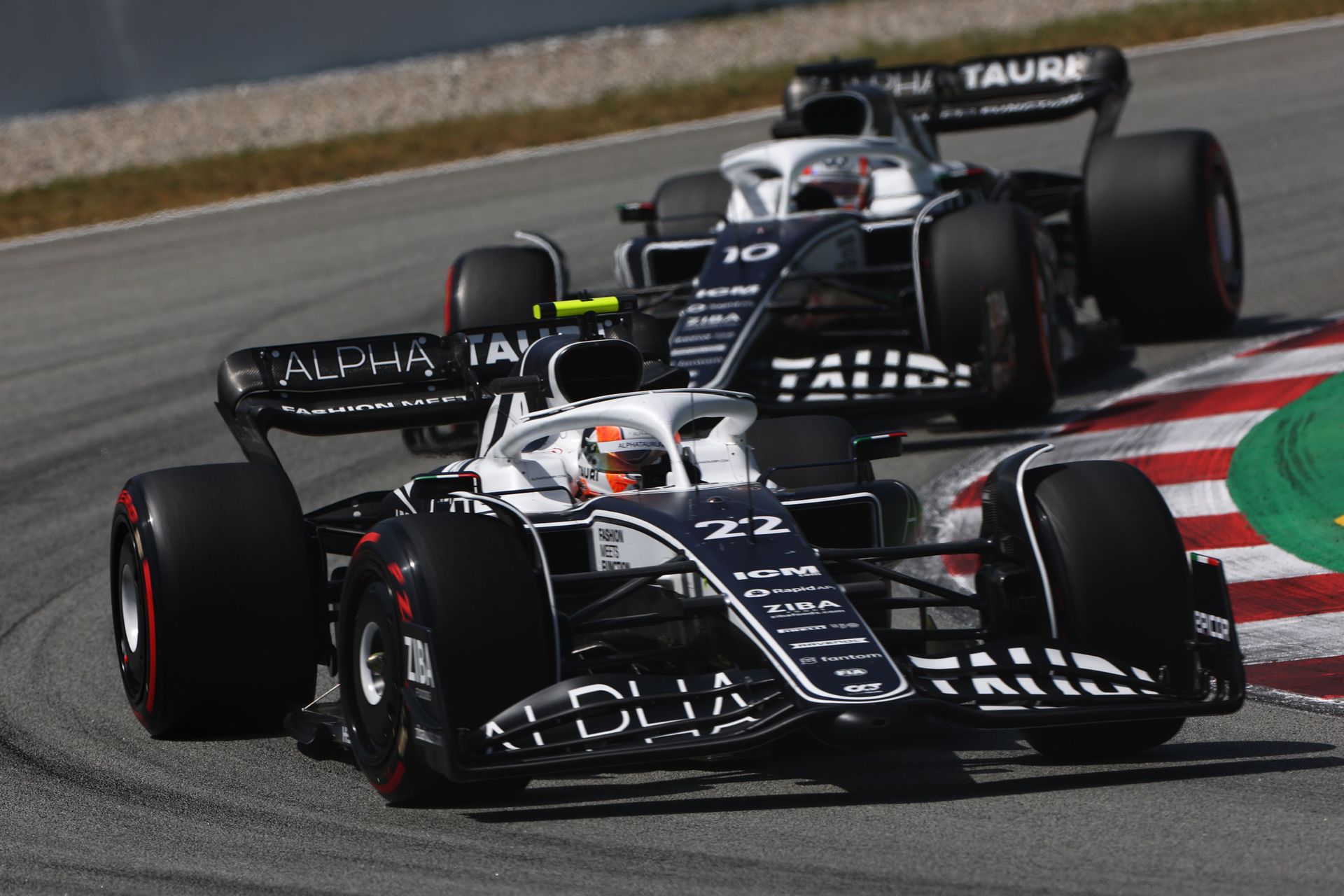 Le monoposto Alpha Tauri AT03-Red Bull di Pierre Gasly e Yuki Tsunoda in una gara del Campionato del Mondo 2022 di Formula 1