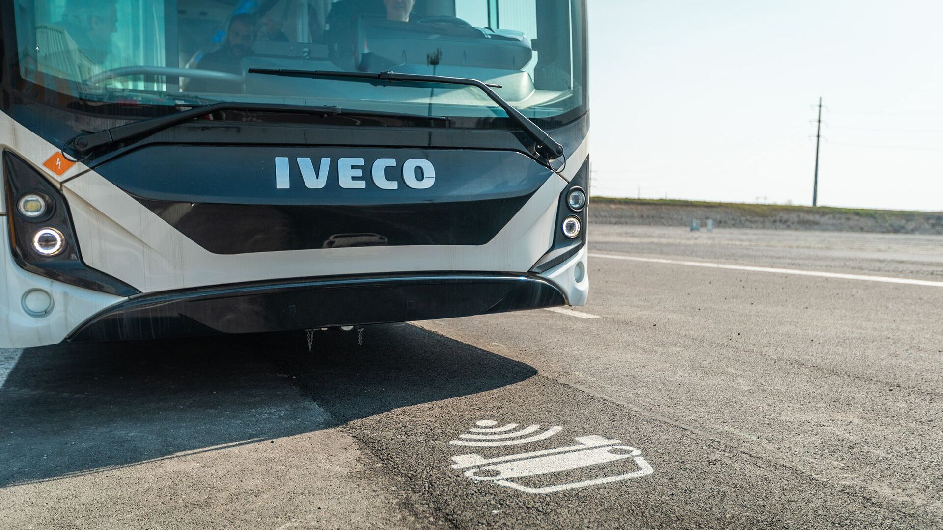Тестови електричног аутобуса Ивецо у „Арени будућности“ у Кјарију, у Ломбардској провинцији Бреша: то је иновативно кружно коло, у близини аутопута БРЕБЕМИ А35, на којем се тестира индукционо пуњење електричних возила, која путују наменским тракама испод којих су постављени калемови