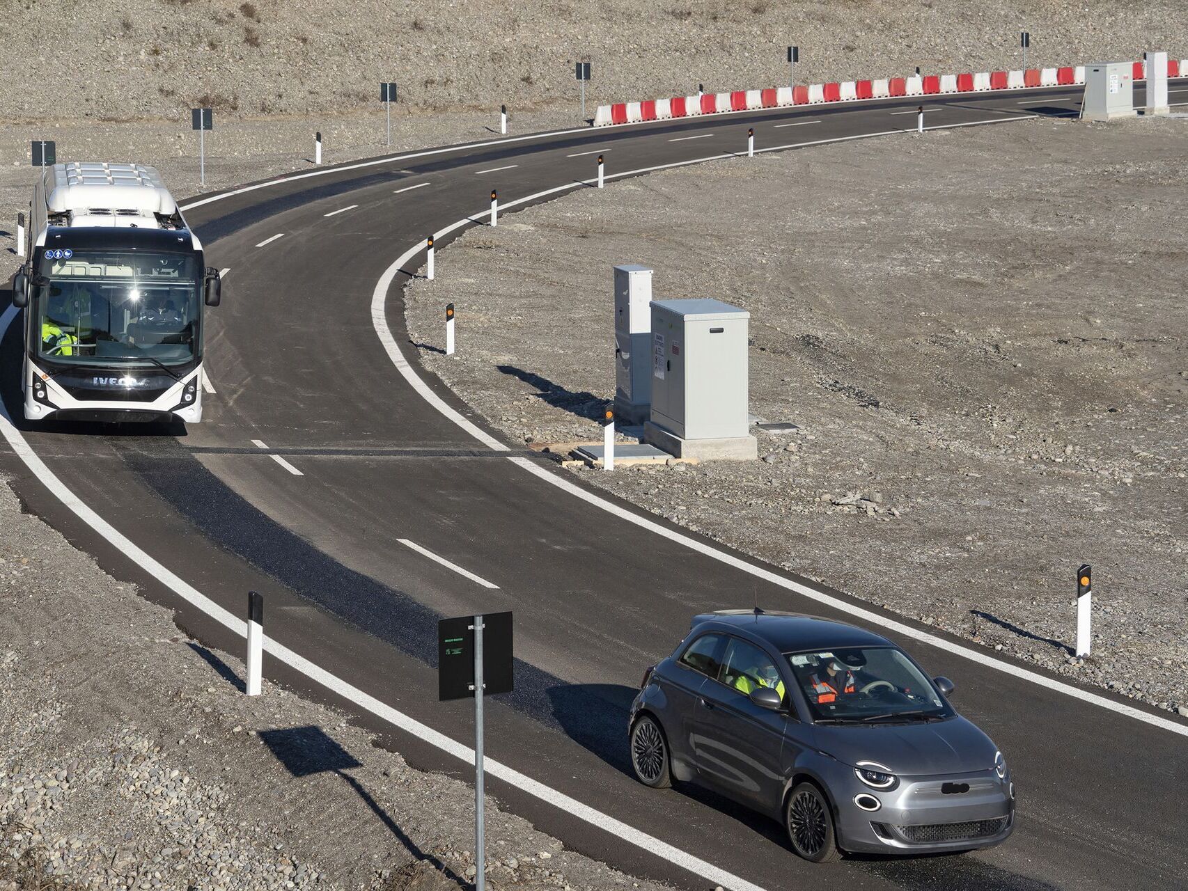 Testet e autobusit elektrik Iveco dhe Fiat 500 në "Arena e së ardhmes" në Chiari, në provincën e Lombardisë të Brescias: ky është një qark unazor inovativ, pranë autostradës BREBEMI A35, në të cilin ngarkimi i baterisë po testohet me induksion. të mjeteve elektrike, të cilat udhëtojnë në korsi të dedikuara për to, nën të cilat janë vendosur bobinat e asfaltit