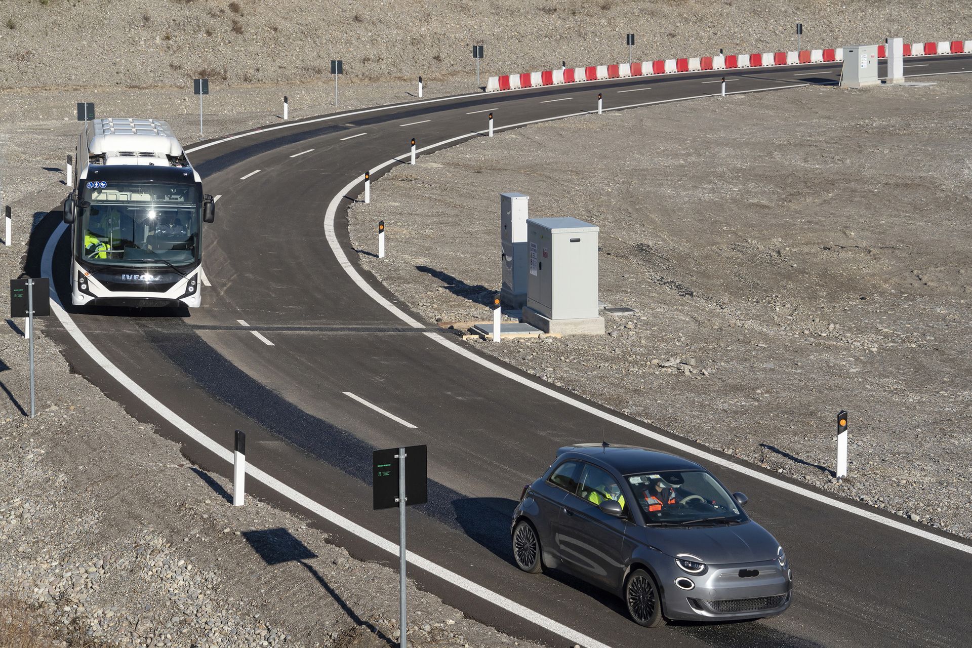 Тестовете на електрическия автобус Iveco и Fiat 500 в „Арената на бъдещето“ в Киари, в провинция Бреша в Ломбардия: това е иновативна околовръстна верига, близо до магистрала BREBEMI A35, на която се тества индукционно зареждане на батерията на електрически превозни средства, които се движат по предназначени за тях ленти, под чиито асфалтови бобини са разположени