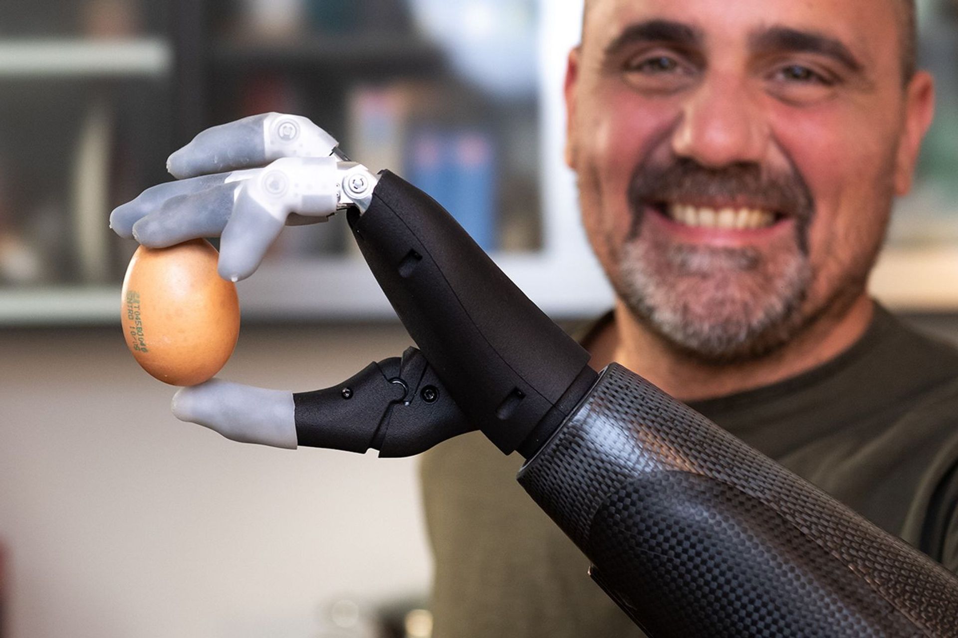 La main d'Adam est la première main bionique entièrement adaptative