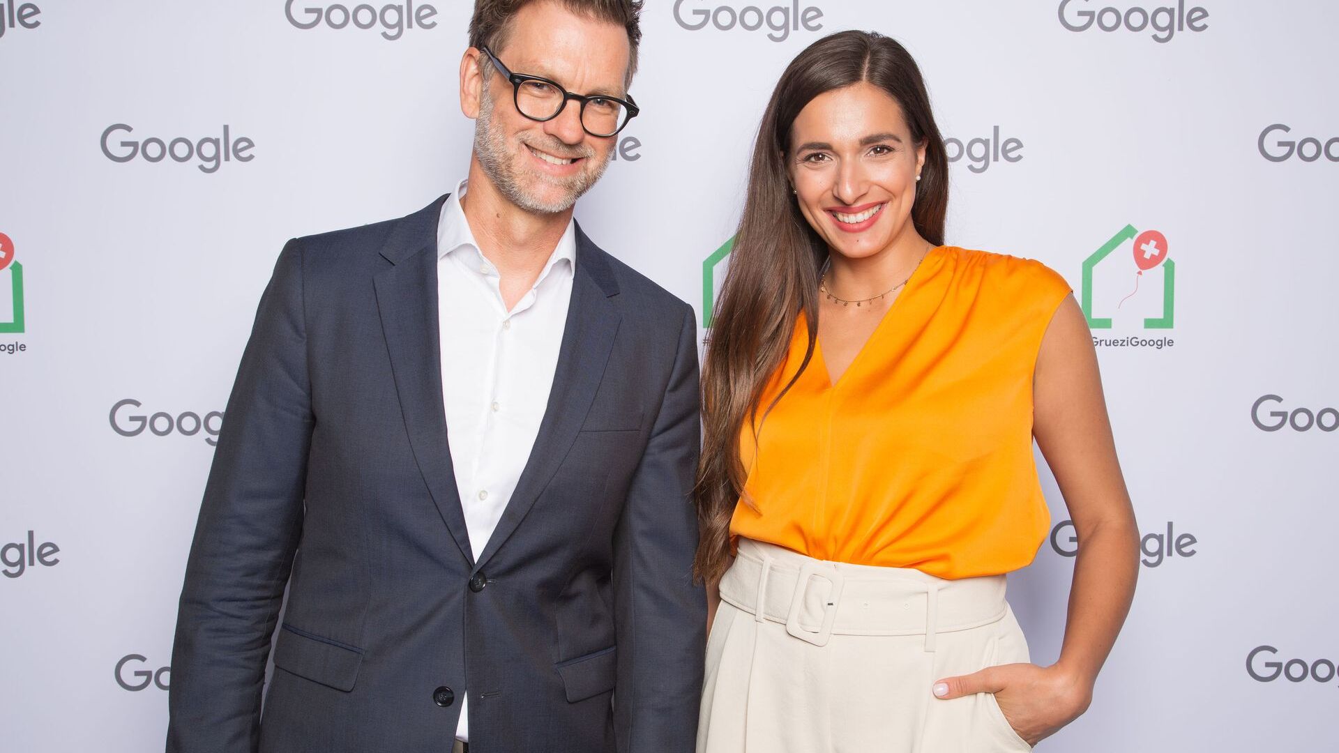 Andreas Briese, dyrektor krajowy YouTube w Niemczech i dyrektor regionalny na Europę Środkową oraz Sally z Sally's Welt (kanał YouTube) uczestniczyli w oficjalnej inauguracji nowego kampusu Europaallee Google w Zurychu 27 czerwca 2022 r.
