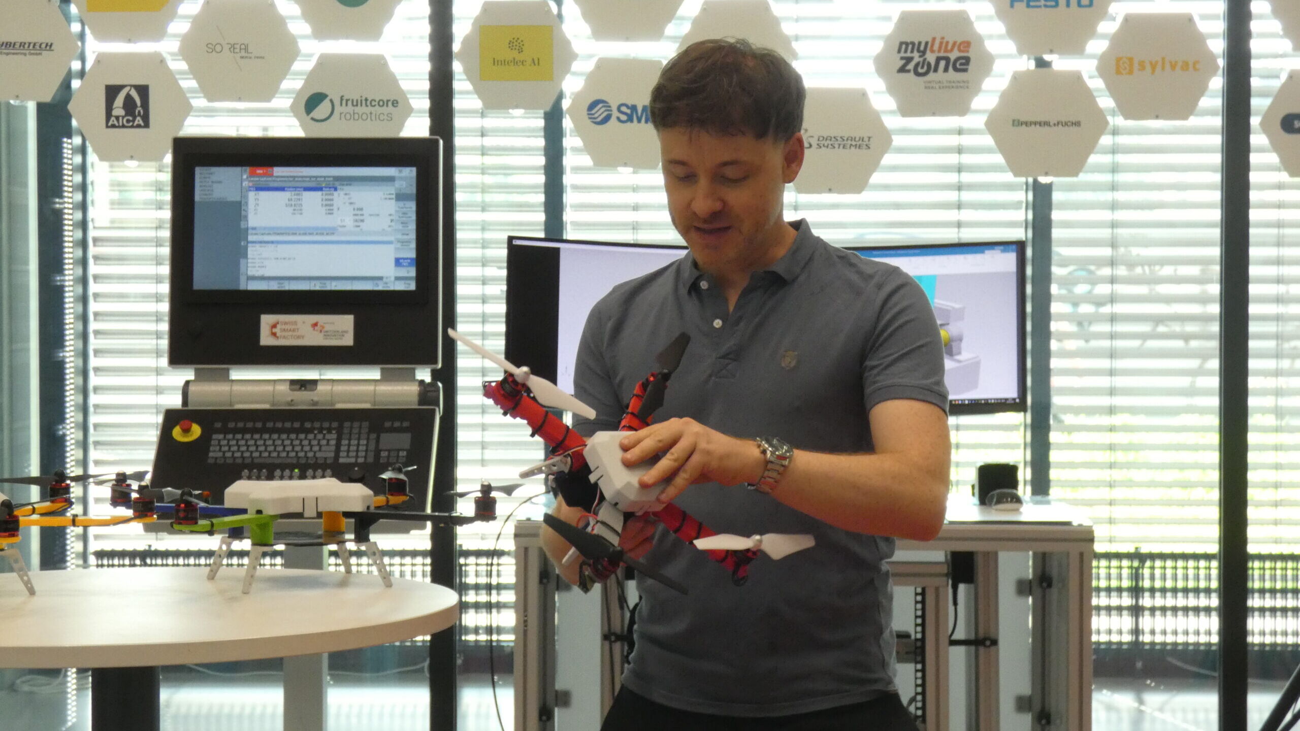 Dominic Gorecky, direktor švicarske Smart Factory, s svojimi droni