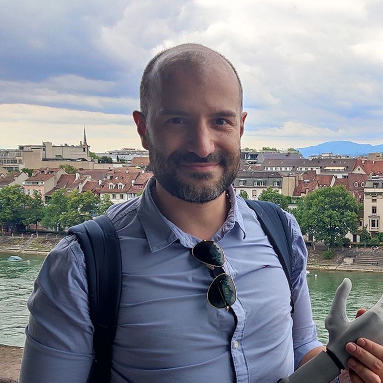 Giovanni Zappatore, CEO di BionIT Labs, sullo sfondo del Reno a Basilea