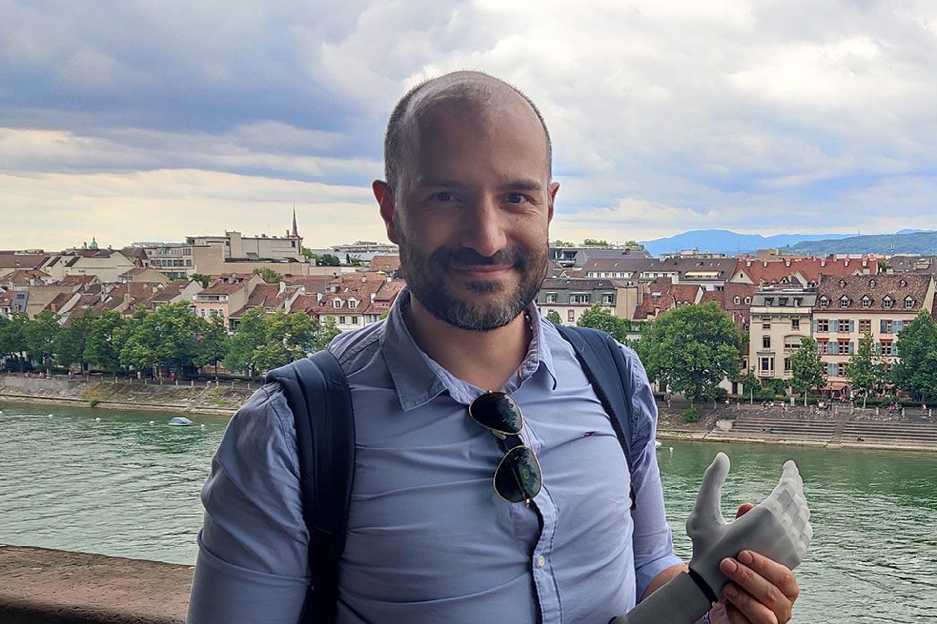 Giovanni Zappatore, CEO di BionIT Labs, sullo sfondo del Reno a Basilea
