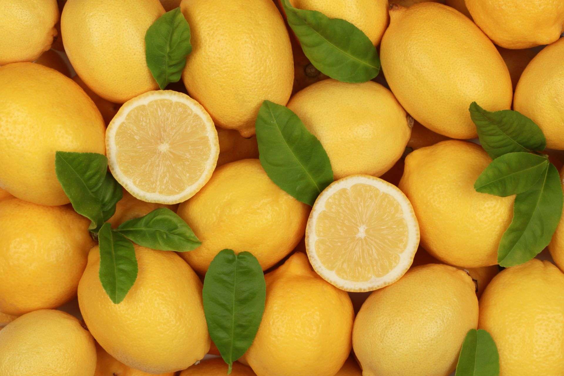 Il limone è ricco di vitamine e ha proprietà astringenti