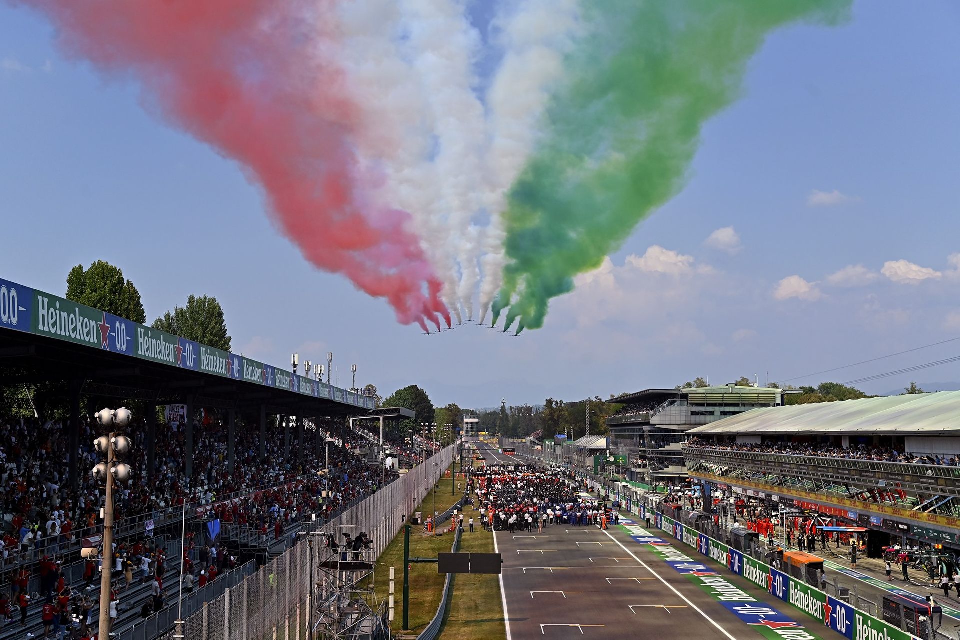 Il transito delle Frecce Tricolori sulla griglia di partenza dell'Autodromo Nazionale di Monza