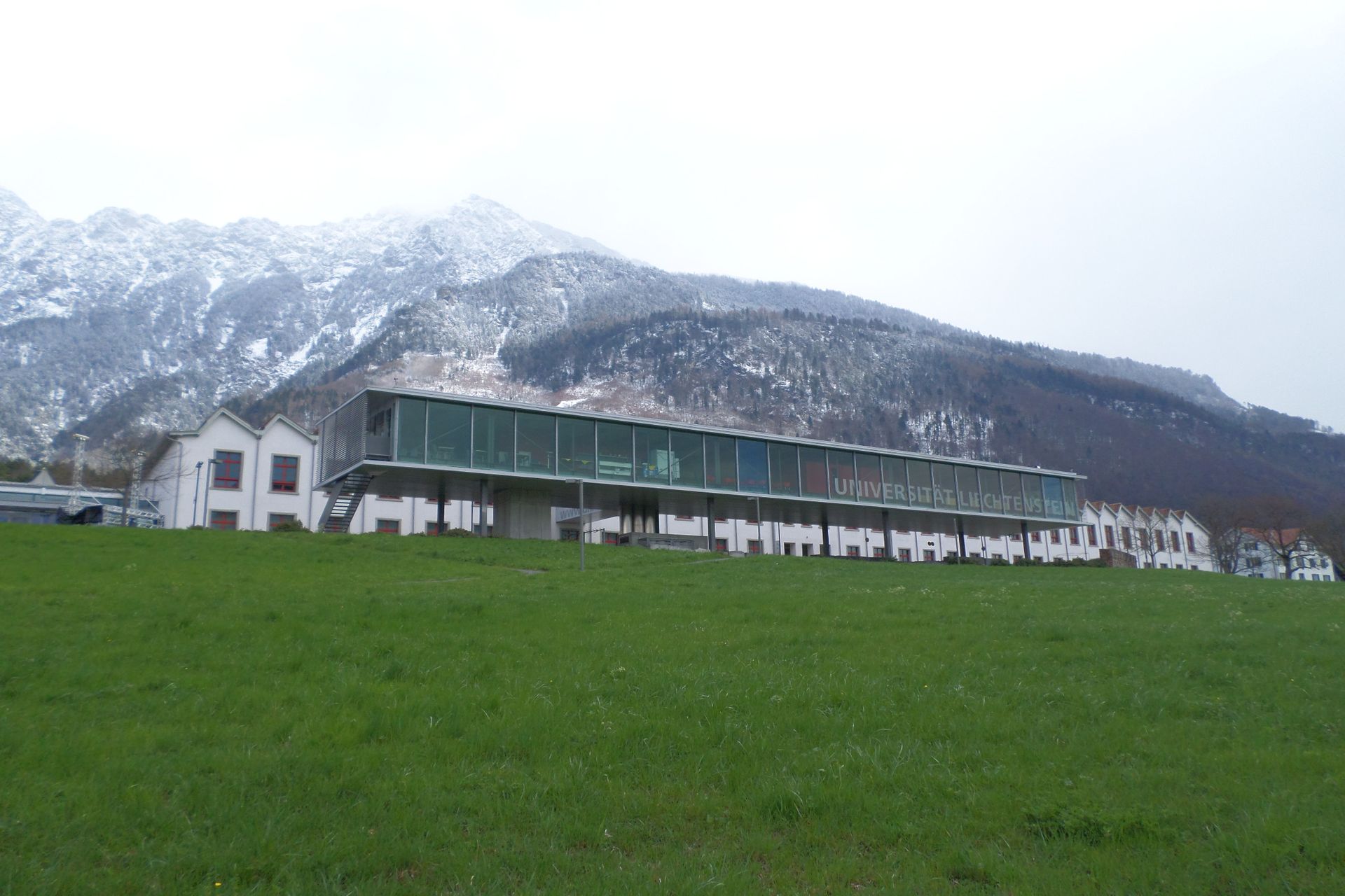 L'Università del Liechtenstein è l'ateneo della città di Vaduz, capitale dell’omonimo Principato fondata nel 1961, organizzata in due corsi brevi di laurea (bachelor) e quattro master e oggi frequentata da un numero di studenti oscillante fra 800 e 1200, la scuola trova posto nel sito dell’ex cotonificio Spoerry