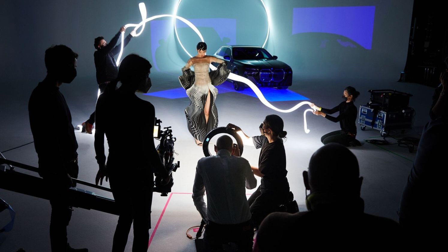 La BMW i7 è stata reinterpretata dal fotografo inglese di moda Nick Knight secondo i criteri del Forwardism