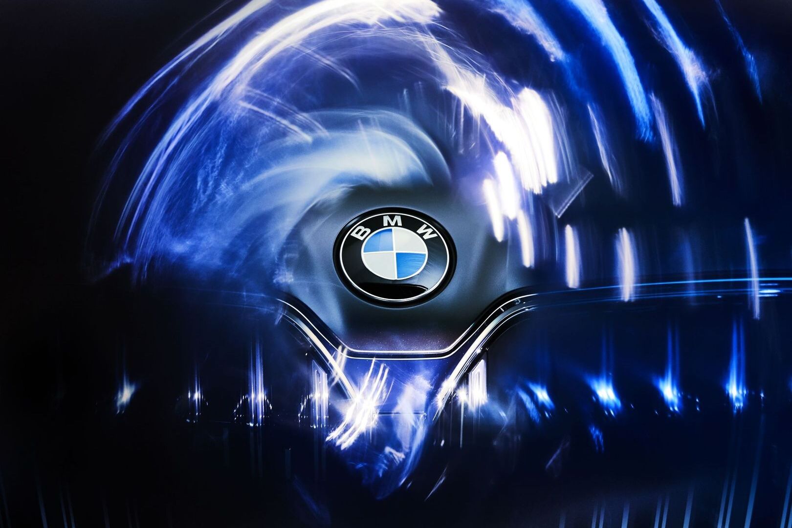 El BMW i7 ha estat reinterpretat pel fotògraf de moda britànic Nick Knight segons els criteris de Forwardism