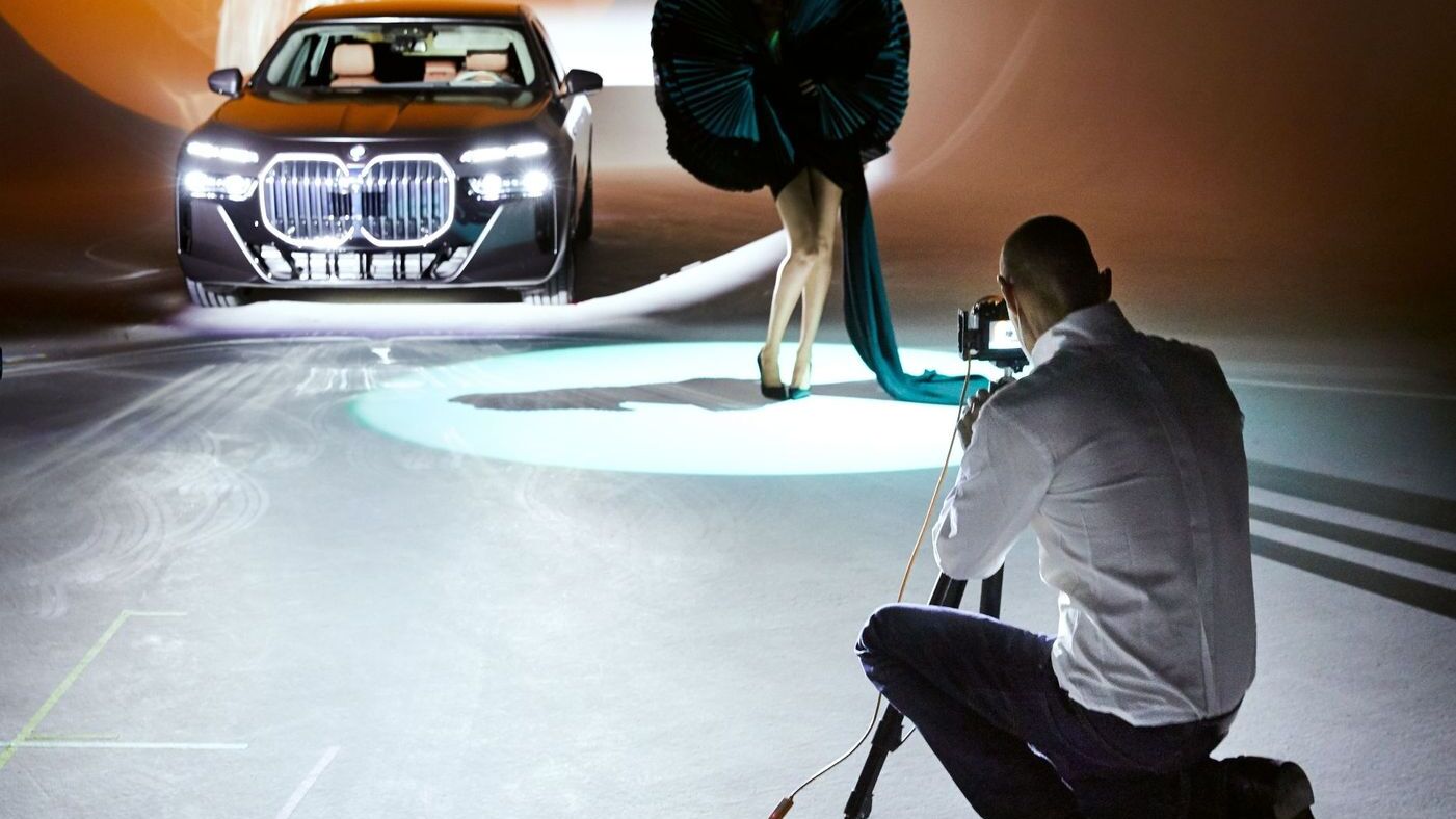 BMW i7 は、英国のファッション写真家ニック ナイトによって、フォワードリズムの基準に従って再解釈されました。
