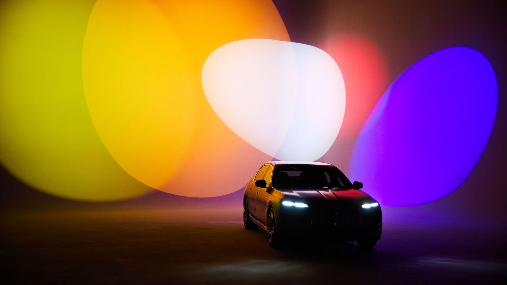 O BMW i7 foi reinterpretado pelo fotógrafo de moda britânico Nick Knight de acordo com os critérios do Forwardism