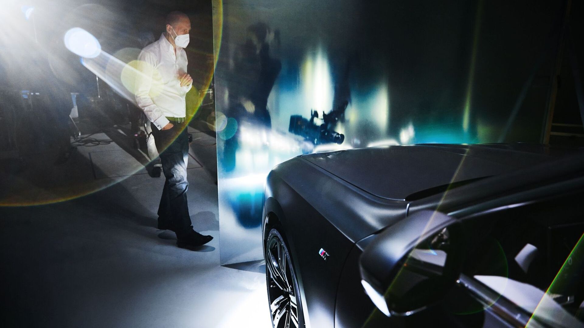BMW i7 由英国时尚摄影师 Nick Knight 根据 Forwardism 的标准重新诠释