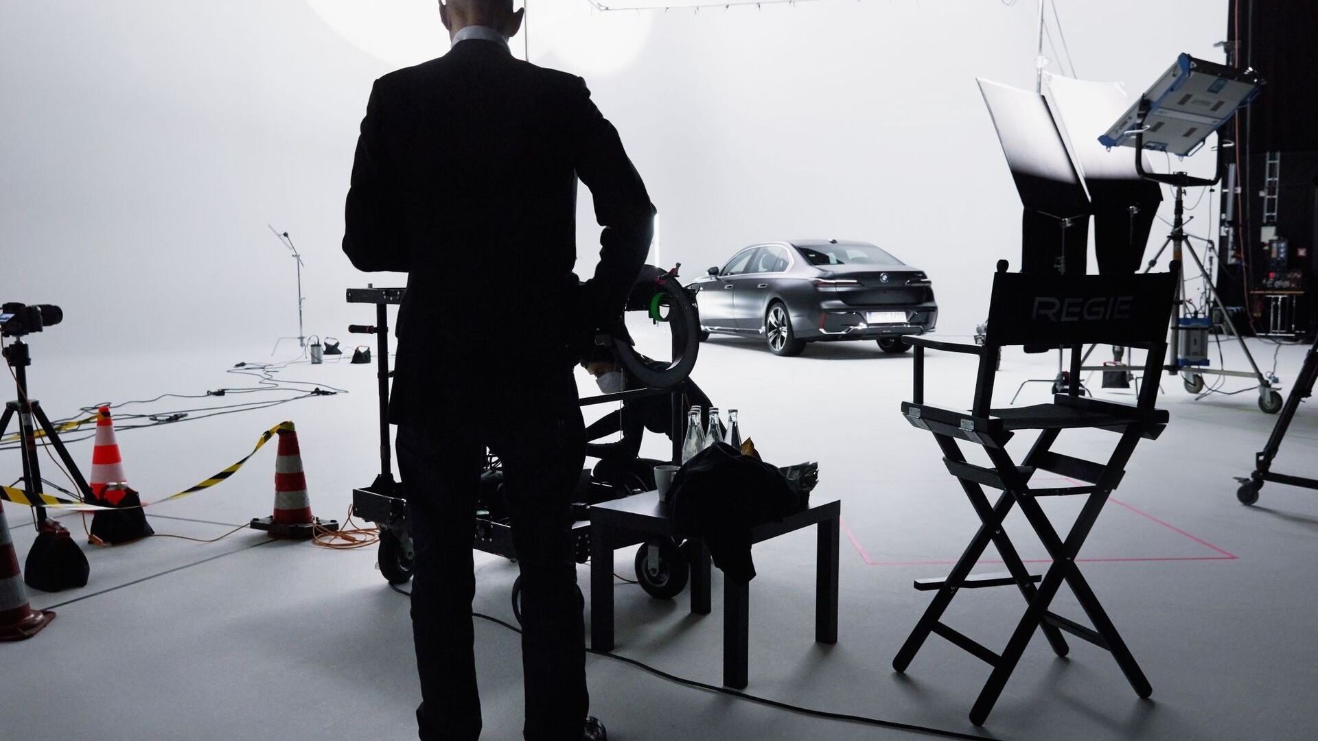 BMW i7 har omtolkats av den brittiske modefotografen Nick Knight enligt Forwardisms kriterier