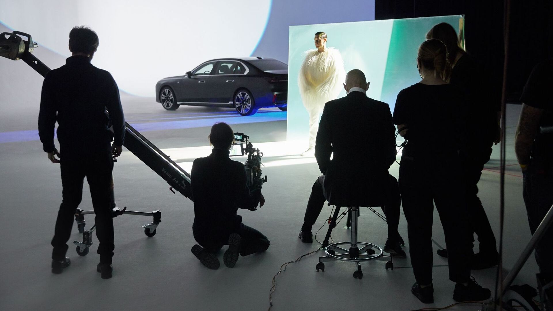 BMW i7 britaniyalik moda fotografi Nik Nayt tomonidan Forwardism mezonlariga muvofiq qayta talqin qilingan.