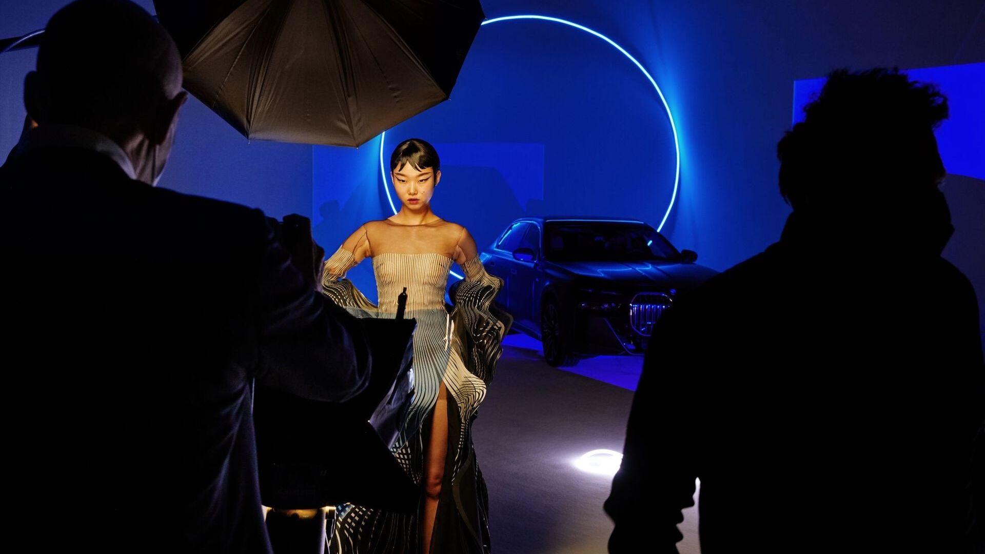 BMW i7 reinterpretirao je britanski modni fotograf Nick Knight prema kriterijima forwardizma