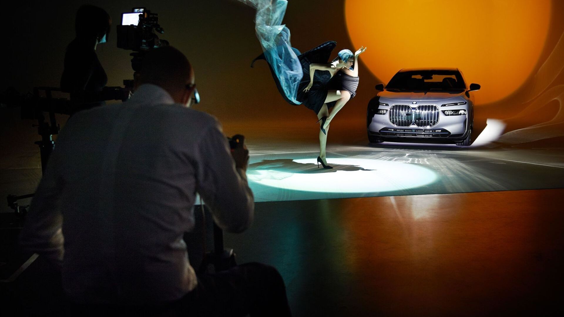 Der BMW i7 wurde vom britischen Modefotografen Nick Knight nach den Kriterien des Forwardism neu interpretiert