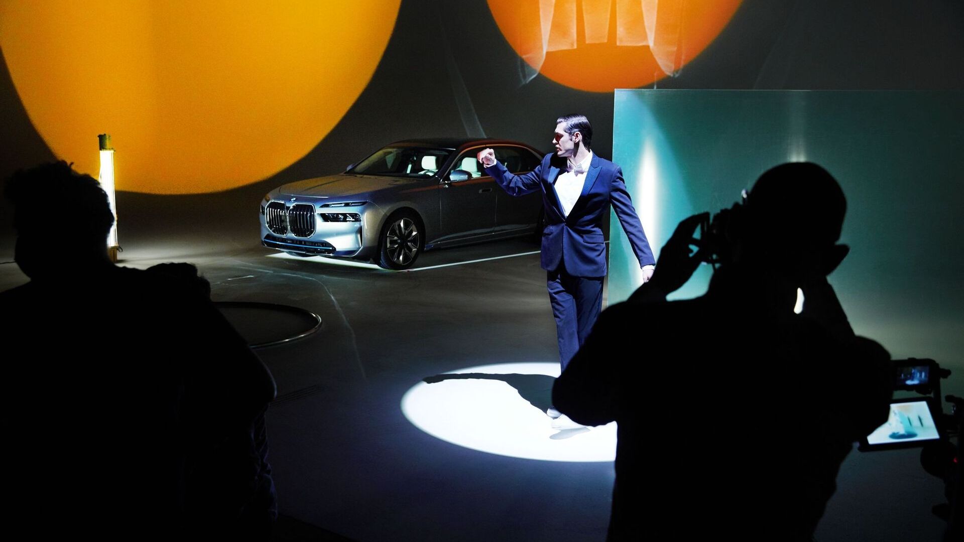 O BMW i7 foi reinterpretado pelo fotógrafo de moda britânico Nick Knight de acordo com os critérios do Forwardism