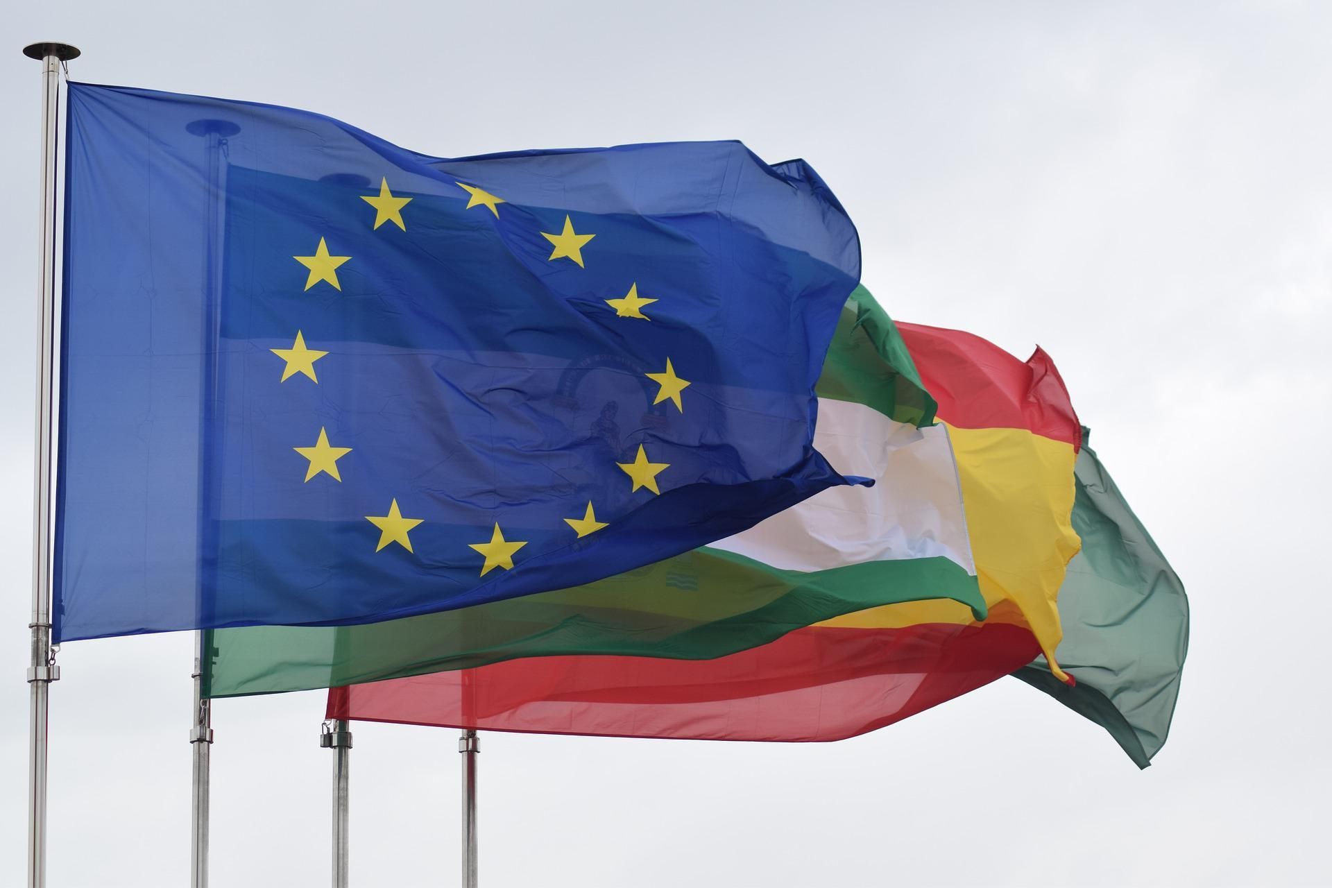La bandiera dell'Unione Europea più in evidenza rispetto ad altre