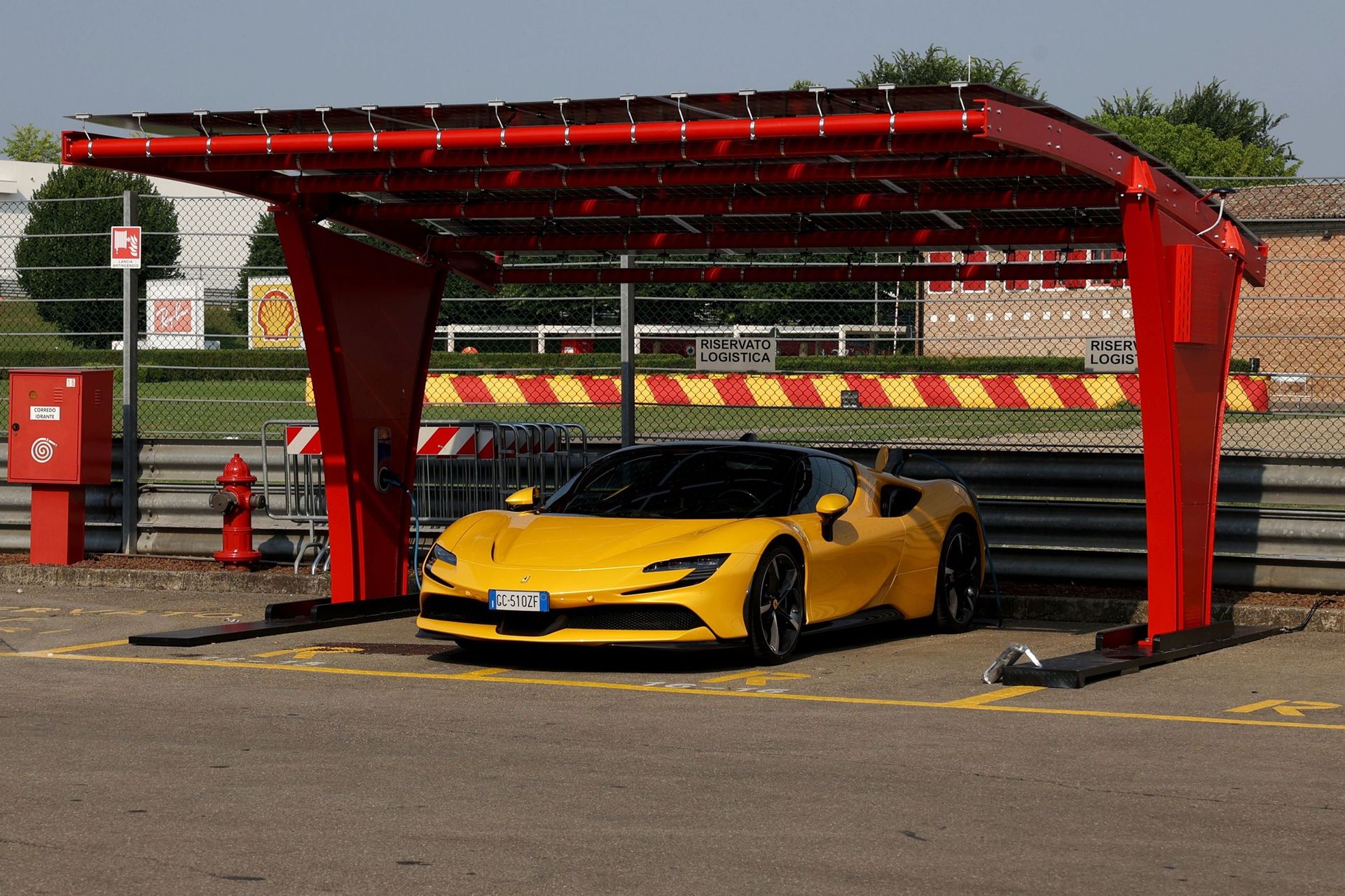 La pensilina parcheggio di Enel X ideata ad hoc per la Ferrari