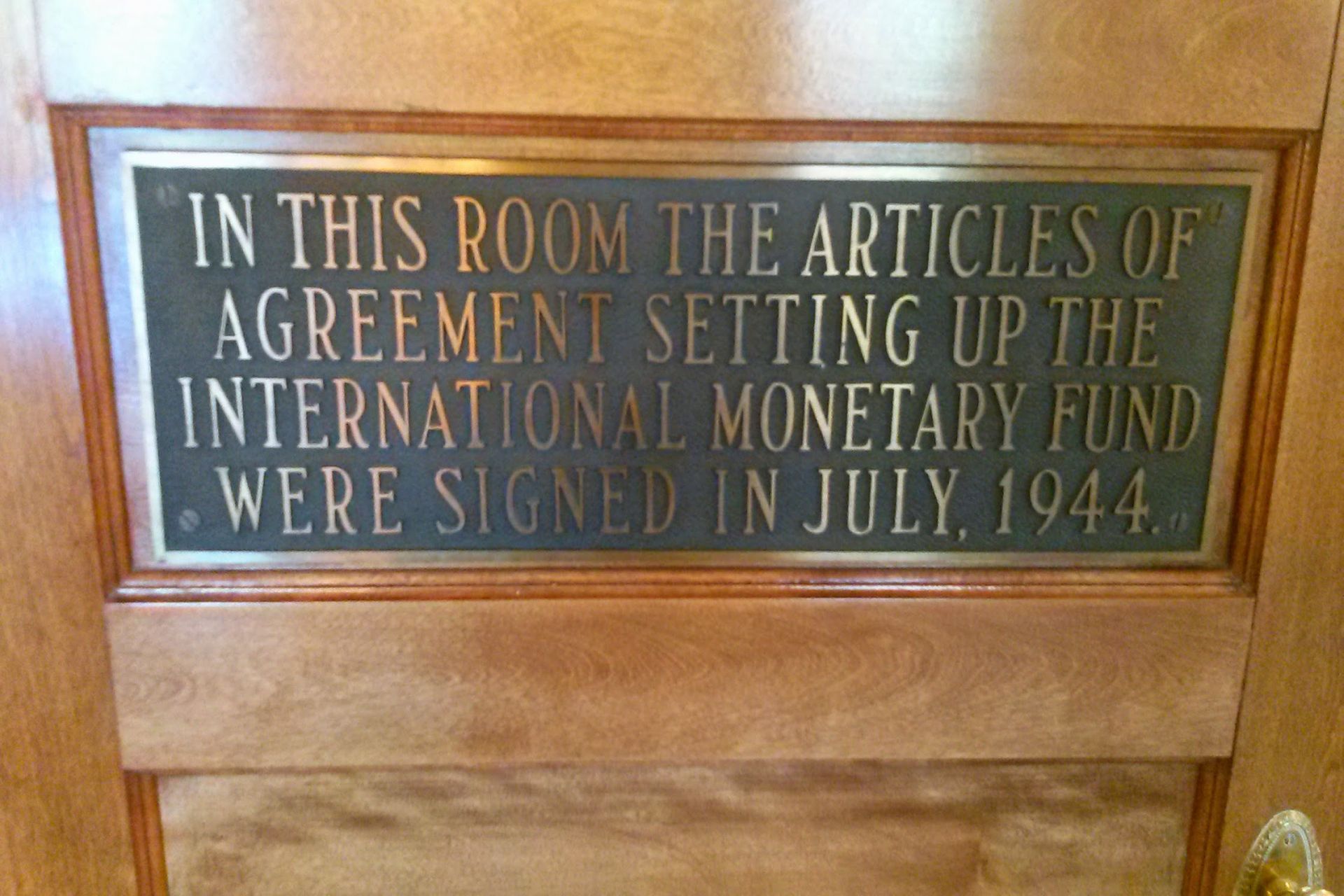 La placca collocata a ricordo dei cosiddetti "Accordi di Bretton Woods" a Washington