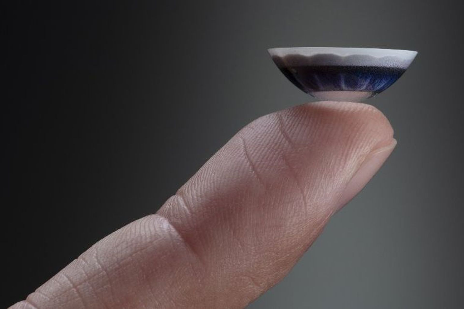 La prima lente a contatto “intelligente”, meraviglia della miniaturizzazione degli strumenti di realtà virtuale
